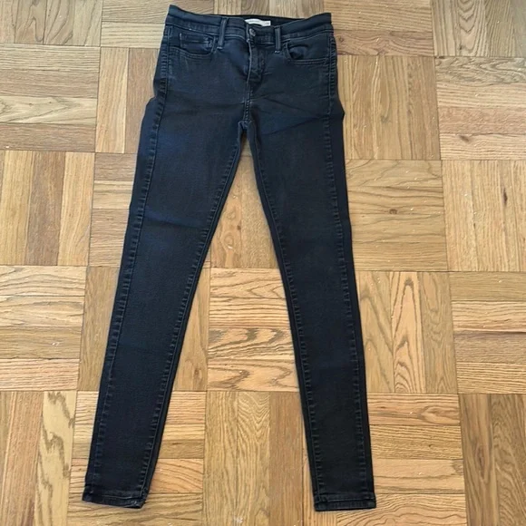 EUC Black 710 Levi’s Skinny Jeans - Picture 2 of 4